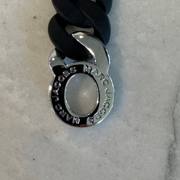 Marc By Marc Jacobs Turnlock Katie Stretch Bracelet Black Rubber Silver Logo OS - Picture 5 of 8